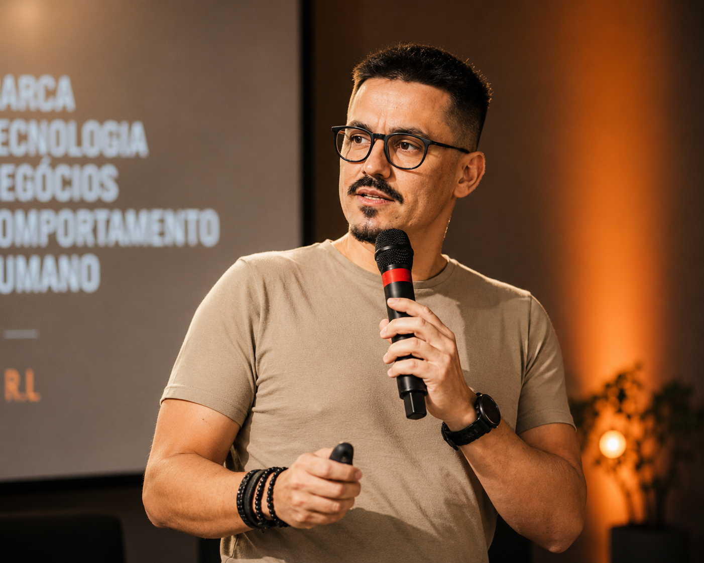 Rafael Landa no palco, com microfone, falando sobre marca, tecnologia, negócios e comportamento humano