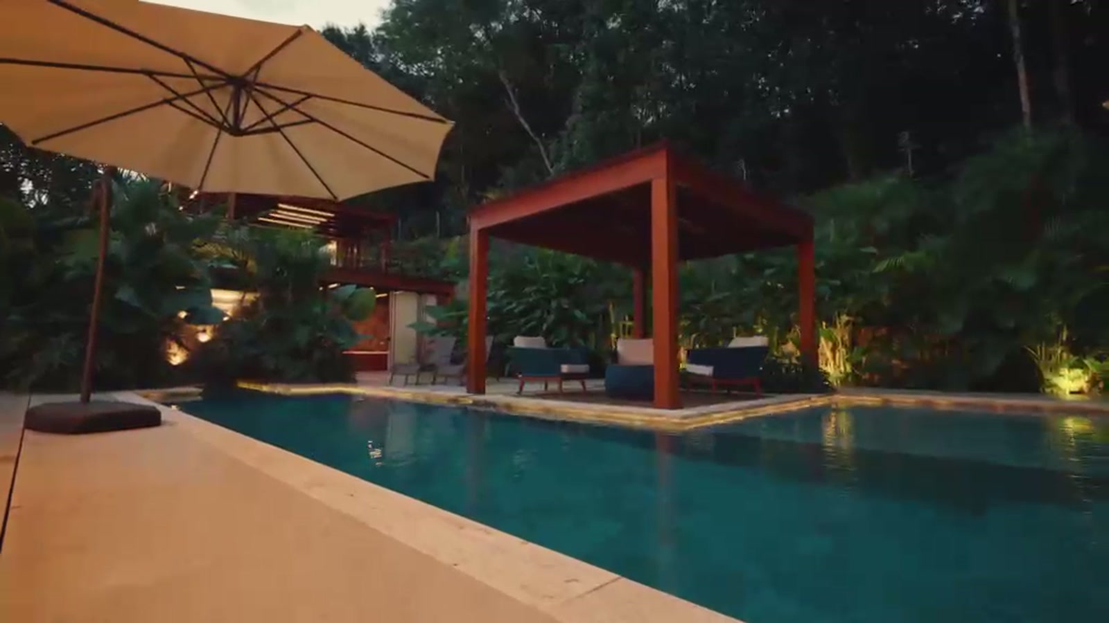 Piscina e spa da residência ao entardecer