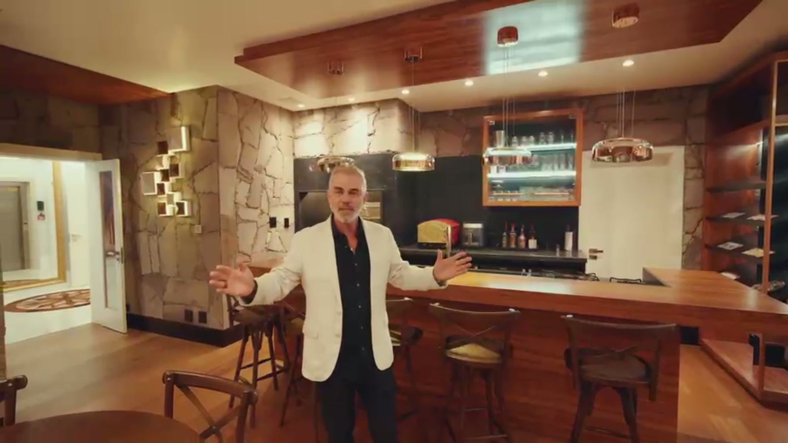 Espaço gourmet com cozinha e área de convivência