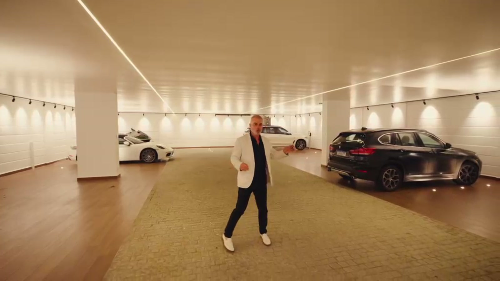 Garagem iluminada com espaço para coleção de veículos